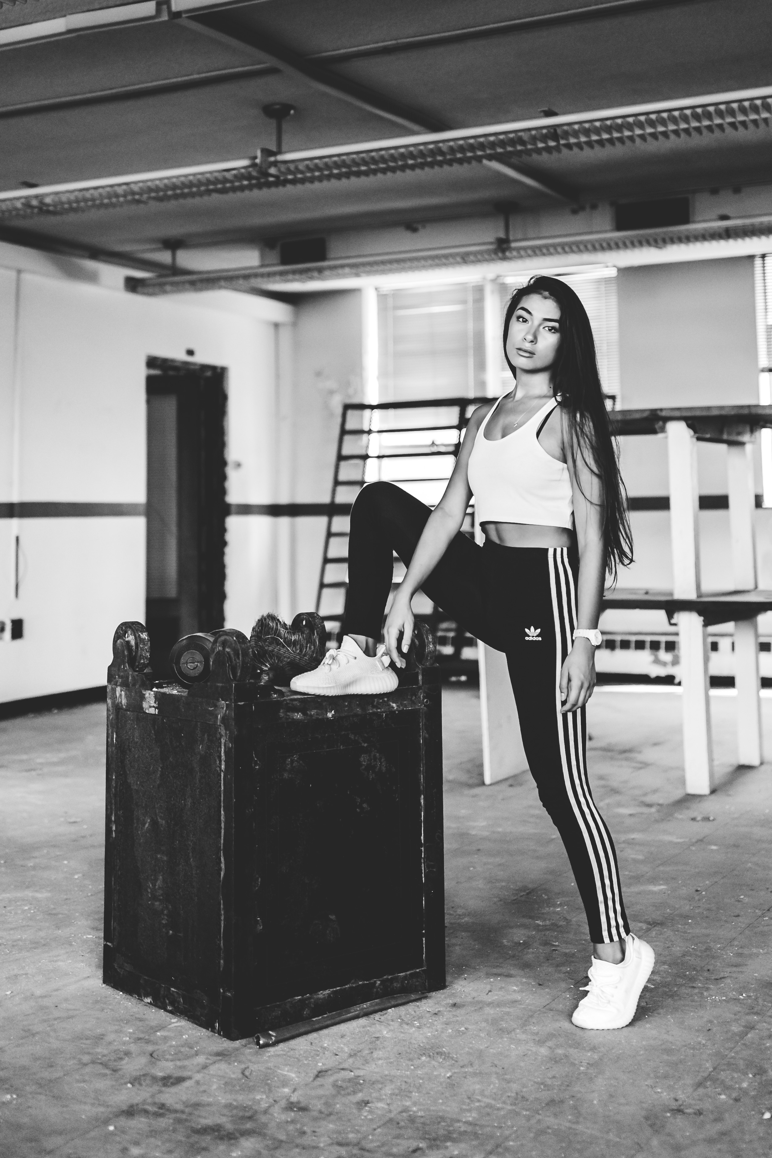 Black-and-white fitness portrait in a gym